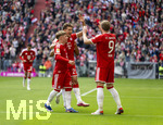 16.05.2026, Fussball Bundesliga 2025/2026, 34.Spieltag, FC Bayern München - 1.FC Köln, in der Allianz-Arena München, Torjubel Harry Kane (re, FC Bayern München) mit Lennart Karl (FC Bayern München) und Tom Bischof (Bayern München) 