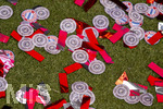 16.05.2026, Fussball Bundesliga 2025/2026, 34.Spieltag, FC Bayern München - 1.FC Köln, in der Allianz-Arena München, nach der Siegerehrung, Konfetti mit Meisterschalen liegen überall verstreut. 