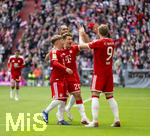 16.05.2026, Fussball Bundesliga 2025/2026, 34.Spieltag, FC Bayern München - 1.FC Köln, in der Allianz-Arena München, Torjubel Harry Kane (re, FC Bayern München) mit Lennart Karl (FC Bayern München) und Tom Bischof (Bayern München) 