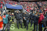 16.05.2026, Fussball Bundesliga 2025/2026, 34.Spieltag, FC Bayern München - 1.FC Köln, in der Allianz-Arena München, USK Bereitschaftspolizei am Spielfeldrand im Stadion, für den Fall eines Platzsturms der Bayernfans 