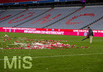 16.05.2026, Fussball Bundesliga 2025/2026, 34.Spieltag, FC Bayern München - 1.FC Köln, in der Allianz-Arena München, nach der Siegerehrung, Konfetti mit Meisterschalen liegen überall verstreut, helfer blasen sie zusammen