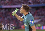 16.05.2026, Fussball Bundesliga 2025/2026, 34.Spieltag, FC Bayern München - 1.FC Köln, in der Allianz-Arena München, Linienrichter Eduard Beitinger trinkt aus seiner Wasserflasche