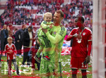 16.05.2026, Fussball Bundesliga 2025/2026, 34.Spieltag, FC Bayern München - 1.FC Köln, in der Allianz-Arena München, Nach der Siegerehrung zur deutschen Meisterschaft, Torwart Manuel Neuer (FC Bayern München) mit Sohn Luca auf dem Arm, 