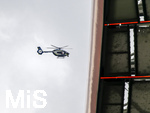 16.05.2026, Fussball Bundesliga 2025/2026, 34.Spieltag, FC Bayern München - 1.FC Köln, in der Allianz-Arena München, Polizeihubschrauber überwacht fliegend den Stadionbereich.