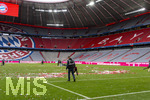 16.05.2026, Fussball Bundesliga 2025/2026, 34.Spieltag, FC Bayern München - 1.FC Köln, in der Allianz-Arena München, nach der Siegerehrung, Konfetti mit Meisterschalen liegen überall verstreut, helfer blasen sie zusammen