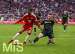 16.05.2026, Fussball Bundesliga 2025/2026, 34.Spieltag, FC Bayern München - 1.FC Köln, in der Allianz-Arena München, v.li: Michael Olise (FC Bayern München) gegen Kristoffer Lund (1.FC Köln) 