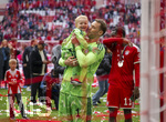 16.05.2026, Fussball Bundesliga 2025/2026, 34.Spieltag, FC Bayern München - 1.FC Köln, in der Allianz-Arena München, Nach der Siegerehrung zur deutschen Meisterschaft, Torwart Manuel Neuer (FC Bayern München) mit Sohn Luca auf dem Arm, der Quietschvergnügt lacht.