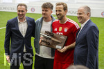 16.05.2026, Fussball Bundesliga 2025/2026, 34.Spieltag, FC Bayern München - 1.FC Köln, in der Allianz-Arena München, 2.v.re: Harry Kane (FC Bayern München) bekommt die Torjägerkanone für die meisten Saisontore für die Bayern überreicht 