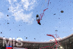 16.05.2026, Fussball Bundesliga 2025/2026, 34.Spieltag, FC Bayern München - 1.FC Köln, in der Allianz-Arena München, die fligende Seilkamera nach der Siegerehrung mit roten Luftschlangen behängt.
