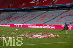 16.05.2026, Fussball Bundesliga 2025/2026, 34.Spieltag, FC Bayern München - 1.FC Köln, in der Allianz-Arena München, nach der Siegerehrung, Luftschlangen und Konfetti mit Meisterschalen liegen überall verstreut, helfer blasen sie zusammen