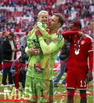16.05.2026, Fussball Bundesliga 2025/2026, 34.Spieltag, FC Bayern München - 1.FC Köln, in der Allianz-Arena München, Nach der Siegerehrung zur deutschen Meisterschaft, Torwart Manuel Neuer (FC Bayern München) mit Sohn Luca auf dem Arm, der Quietschvergnügt lacht.