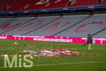 16.05.2026, Fussball Bundesliga 2025/2026, 34.Spieltag, FC Bayern München - 1.FC Köln, in der Allianz-Arena München, nach der Siegerehrung, Konfetti mit Meisterschalen liegen überall verstreut, helfer blasen sie zusammen
