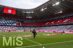 16.05.2026, Fussball Bundesliga 2025/2026, 34.Spieltag, FC Bayern München - 1.FC Köln, in der Allianz-Arena München, nach der Siegerehrung, Konfetti mit Meisterschalen liegen überall verstreut, helfer blasen sie zusammen