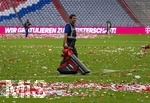 16.05.2026, Fussball Bundesliga 2025/2026, 34.Spieltag, FC Bayern München - 1.FC Köln, in der Allianz-Arena München, nach der Siegerehrung, Luftschlangen und Konfetti mit Meisterschalen liegen überall verstreut, helfer blasen sie zusammen