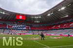 16.05.2026, Fussball Bundesliga 2025/2026, 34.Spieltag, FC Bayern München - 1.FC Köln, in der Allianz-Arena München, nach der Siegerehrung, Konfetti mit Meisterschalen liegen überall verstreut, helfer blasen sie zusammen