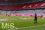 16.05.2026, Fussball Bundesliga 2025/2026, 34.Spieltag, FC Bayern München - 1.FC Köln, in der Allianz-Arena München, nach der Siegerehrung, Konfetti mit Meisterschalen liegen überall verstreut, helfer blasen sie zusammen