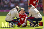 16.05.2026, Fussball Bundesliga 2025/2026, 34.Spieltag, FC Bayern München - 1.FC Köln, in der Allianz-Arena München, Konrad Laimer (FC Bayern München) verletzt am Boden.