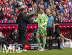 16.05.2026, Fussball Bundesliga 2025/2026, 34.Spieltag, FC Bayern München - 1.FC Köln, in der Allianz-Arena München, v.li: Trainer Vincent Kompany (FC Bayern München) shakehands mit Torwart Manuel Neuer (FC Bayern München) bei seiner Auswechslung