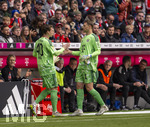 16.05.2026, Fussball Bundesliga 2025/2026, 34.Spieltag, FC Bayern München - 1.FC Köln, in der Allianz-Arena München, v.li: Torwart Jonas Urbig (FC Bayern München) shakehands mit Torwart Manuel Neuer (FC Bayern München) bei seiner Auswechslung