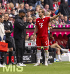 16.05.2026, Fussball Bundesliga 2025/2026, 34.Spieltag, FC Bayern München - 1.FC Köln, in der Allianz-Arena München, v.li: Trainer Vincent Kompany (FC Bayern München) mit Harry Kane (FC Bayern München) 