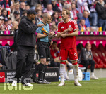 16.05.2026, Fussball Bundesliga 2025/2026, 34.Spieltag, FC Bayern München - 1.FC Köln, in der Allianz-Arena München, v.li: Trainer Vincent Kompany (FC Bayern München) mit Harry Kane (FC Bayern München) 
