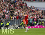 16.05.2026, Fussball Bundesliga 2025/2026, 34.Spieltag, FC Bayern München - 1.FC Köln, in der Allianz-Arena München, Bei der Auswechslung von Leon Goretzka (FC Bayern München) verabschiedet er sich bei den Fans 