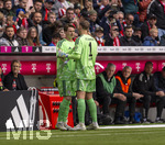 16.05.2026, Fussball Bundesliga 2025/2026, 34.Spieltag, FC Bayern München - 1.FC Köln, in der Allianz-Arena München, v.li: Torwart Jonas Urbig (FC Bayern München) shakehands mit Torwart Manuel Neuer (FC Bayern München) bei seiner Auswechslung