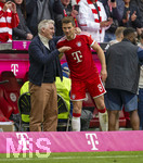 16.05.2026, Fussball Bundesliga 2025/2026, 34.Spieltag, FC Bayern München - 1.FC Köln, in der Allianz-Arena München, Bei der Auswechslung von Leon Goretzka (FC Bayern München) verabschiedet er sich auch bei Bastian Schweinsteiger.