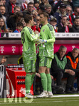 16.05.2026, Fussball Bundesliga 2025/2026, 34.Spieltag, FC Bayern München - 1.FC Köln, in der Allianz-Arena München, v.li: Torwart Jonas Urbig (FC Bayern München) shakehands mit Torwart Manuel Neuer (FC Bayern München) bei seiner Auswechslung