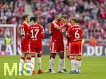 16.05.2026, Fussball Bundesliga 2025/2026, 34.Spieltag, FC Bayern München - 1.FC Köln, in der Allianz-Arena München, Bei der Auswechslung von Leon Goretzka (FC Bayern München) verabschiedet sich die Mannschaft von ihm. Josip Stanisic (Bayern München), Michael Olise (FC Bayern München), Jonathan Tah (FC Bayern München), Joshua Kimmich (FC Bayern München), Dayot Upamecano (FC Bayern München) 