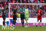 16.05.2026, Fussball Bundesliga 2025/2026, 34.Spieltag, FC Bayern München - 1.FC Köln, in der Allianz-Arena München, Torwart Manuel Neuer (FC Bayern München) geht vom Platz, shakehands mit dem scheidenden Schiedsrichter Deniz Aitekin  