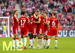 16.05.2026, Fussball Bundesliga 2025/2026, 34.Spieltag, FC Bayern München - 1.FC Köln, in der Allianz-Arena München, Bei der Auswechslung von Leon Goretzka (FC Bayern München) verabschiedet sich die Mannschaft von ihm. Josip Stanisic (Bayern München), Michael Olise (FC Bayern München), Jonathan Tah (FC Bayern München), Joshua Kimmich (FC Bayern München), Dayot Upamecano (FC Bayern München) 