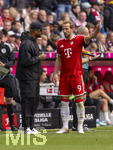 16.05.2026, Fussball Bundesliga 2025/2026, 34.Spieltag, FC Bayern München - 1.FC Köln, in der Allianz-Arena München, v.li: Trainer Vincent Kompany (FC Bayern München) mit Harry Kane (FC Bayern München) 