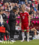 16.05.2026, Fussball Bundesliga 2025/2026, 34.Spieltag, FC Bayern München - 1.FC Köln, in der Allianz-Arena München, v.li: Trainer Vincent Kompany (FC Bayern München) mit Harry Kane (FC Bayern München) 