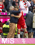 16.05.2026, Fussball Bundesliga 2025/2026, 34.Spieltag, FC Bayern München - 1.FC Köln, in der Allianz-Arena München, Bei der Auswechslung von Leon Goretzka (FC Bayern München) verabschiedet er sich auch bei Bastian Schweinsteiger.