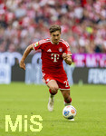 16.05.2026, Fussball Bundesliga 2025/2026, 34.Spieltag, FC Bayern München - 1.FC Köln, in der Allianz-Arena München, Tom Bischof (Bayern München) am Ball 