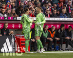 16.05.2026, Fussball Bundesliga 2025/2026, 34.Spieltag, FC Bayern München - 1.FC Köln, in der Allianz-Arena München, v.li: Torwart Jonas Urbig (FC Bayern München) shakehands mit Torwart Manuel Neuer (FC Bayern München) bei seiner Auswechslung
