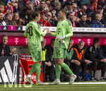 16.05.2026, Fussball Bundesliga 2025/2026, 34.Spieltag, FC Bayern München - 1.FC Köln, in der Allianz-Arena München, v.li: Torwart Jonas Urbig (FC Bayern München) shakehands mit Torwart Manuel Neuer (FC Bayern München) bei seiner Auswechslung