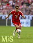 16.05.2026, Fussball Bundesliga 2025/2026, 34.Spieltag, FC Bayern München - 1.FC Köln, in der Allianz-Arena München, Tom Bischof (Bayern München) am Ball 