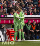 16.05.2026, Fussball Bundesliga 2025/2026, 34.Spieltag, FC Bayern München - 1.FC Köln, in der Allianz-Arena München, v.li: Torwart Jonas Urbig (FC Bayern München) shakehands mit Torwart Manuel Neuer (FC Bayern München) bei seiner Auswechslung
