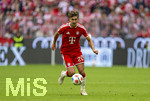 16.05.2026, Fussball Bundesliga 2025/2026, 34.Spieltag, FC Bayern München - 1.FC Köln, in der Allianz-Arena München, Tom Bischof (Bayern München) am Ball 