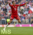 16.05.2026, Fussball Bundesliga 2025/2026, 34.Spieltag, FC Bayern München - 1.FC Köln, in der Allianz-Arena München, Jamal Musiala (Bayern München) stoppt den Ball mit der Brust.