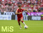 16.05.2026, Fussball Bundesliga 2025/2026, 34.Spieltag, FC Bayern München - 1.FC Köln, in der Allianz-Arena München, Tom Bischof (Bayern München) am Ball 