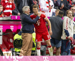 16.05.2026, Fussball Bundesliga 2025/2026, 34.Spieltag, FC Bayern München - 1.FC Köln, in der Allianz-Arena München, Bei der Auswechslung von Leon Goretzka (FC Bayern München) verabschiedet er sich auch bei Bastian Schweinsteiger.