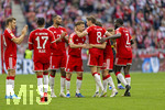 16.05.2026, Fussball Bundesliga 2025/2026, 34.Spieltag, FC Bayern München - 1.FC Köln, in der Allianz-Arena München, Bei der Auswechslung von Leon Goretzka (FC Bayern München) verabschiedet sich die Mannschaft von ihm. Josip Stanisic (Bayern München), Michael Olise (FC Bayern München), Jonathan Tah (FC Bayern München), Joshua Kimmich (FC Bayern München), Dayot Upamecano (FC Bayern München) 
