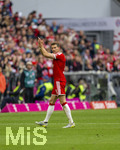 16.05.2026, Fussball Bundesliga 2025/2026, 34.Spieltag, FC Bayern München - 1.FC Köln, in der Allianz-Arena München, Bei der Auswechslung von Leon Goretzka (FC Bayern München) verabschiedet er sich bei den Fans 