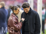16.05.2026, Fussball Bundesliga 2025/2026, 34.Spieltag, FC Bayern München - 1.FC Köln, in der Allianz-Arena München, von links:  TV-Moderatorin Laura Wontorra im Gespräch mit TV-Experte Michael Ballack.