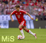 16.05.2026, Fussball Bundesliga 2025/2026, 34.Spieltag, FC Bayern München - 1.FC Köln, in der Allianz-Arena München, Tom Bischof (Bayern München) am Ball 