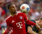 16.05.2026, Fussball Bundesliga 2025/2026, 34.Spieltag, FC Bayern München - 1.FC Köln, in der Allianz-Arena München, von links:  Michael Olise (FC Bayern München) gegen Kristoffer Lund (1.FC Köln) 