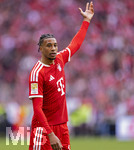 16.05.2026, Fussball Bundesliga 2025/2026, 34.Spieltag, FC Bayern München - 1.FC Köln, in der Allianz-Arena München, Michael Olise (FC Bayern München) winkt 